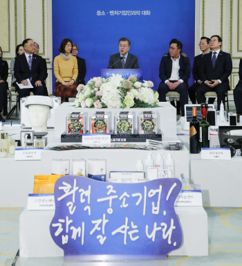 ‘업무복귀’ 文대통령, 첫 공식행보로 ‘혁신 벤처기업인 간담회’ 선택
