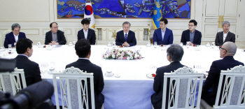 文대통령, 전국 시장·군수·구청장 215명과 오찬 ‘국정과제 소통’