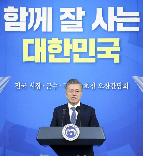 文대통령 “지자체, 남북교류 사업· 평화경제 미리 준비해야”(속보)