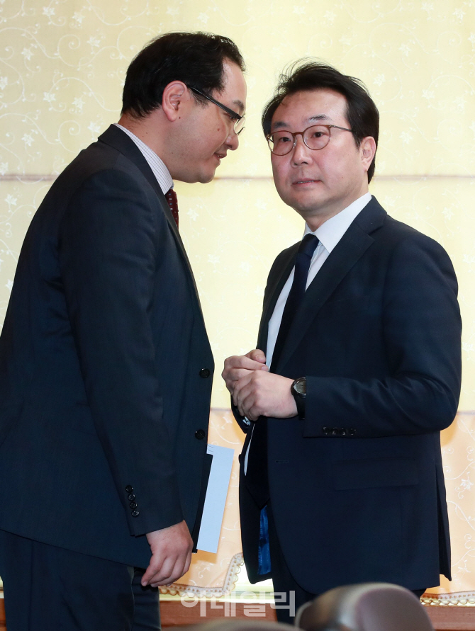 [포토]관계자와 대화하는 이도훈