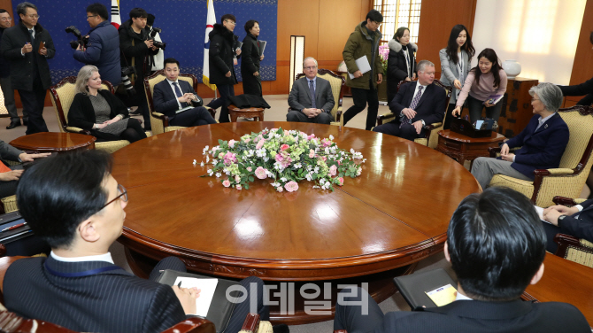 [포토]평양 실무협상 결과 논의하는 강경화-스티브 비건