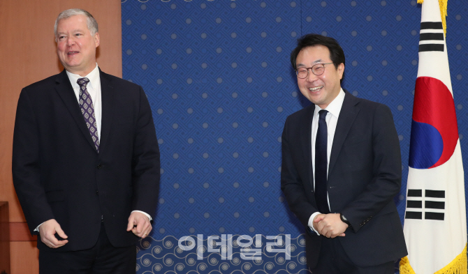 [포토]외교부 청사에서 대화하는 이도훈-비건