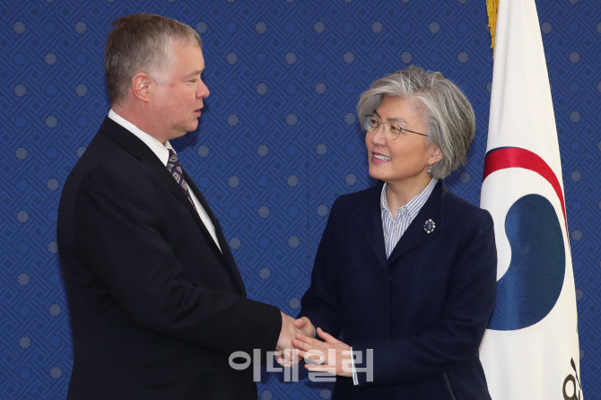 [포토]미소 보이며 대화하는 강경화-비건
