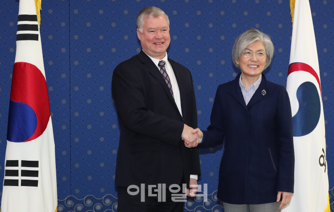 [포토]미소 보이며 악수하는 강경화-스티브 비건
