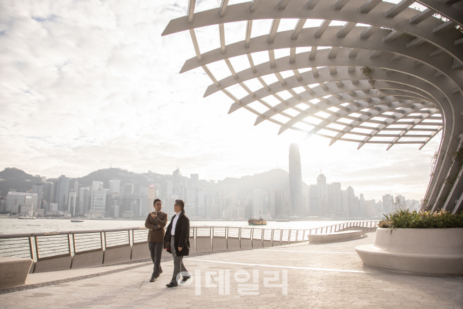 홍콩 랜드마크 '스타의 거리', 3년만에 재개장