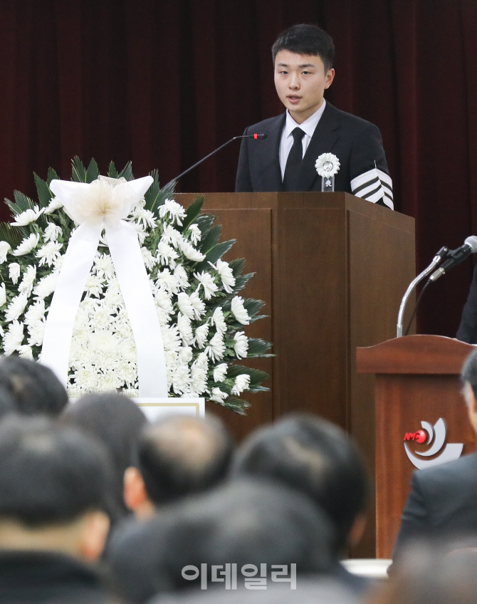 [포토]추도사 하는 고인의 장남