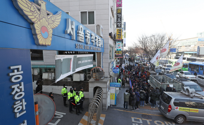 "편파수사 중단”…옛 노량진시장 상인들, 경찰서 앞서 항의