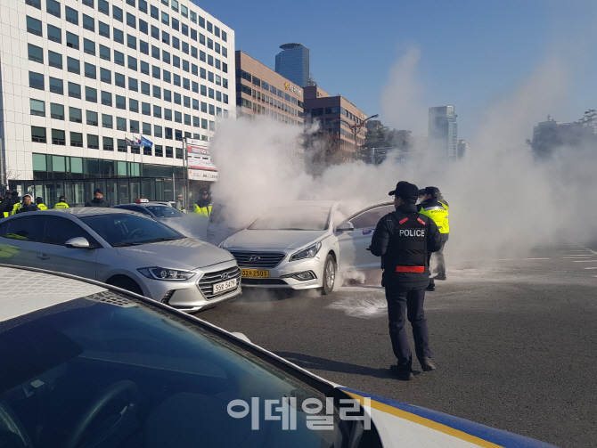 국회 앞 택시 화재, '카풀 반대' 분신 추정(2보)