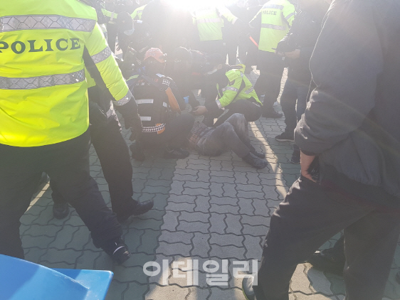 '국회 앞 택시 기사 또 분신'… "생명에는 지장 없어"(종합2보)