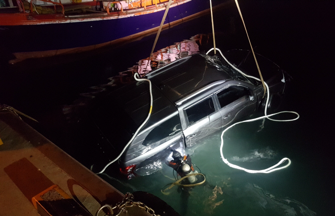 제주 서귀포항서 SUV 차량 바다로 추락…50대 운전자 사망