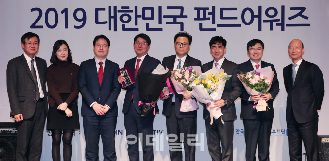 [포토]대한민국 펀드 어워즈 '교보악사자산운용 최우수 일반-중소형 주식 상'
