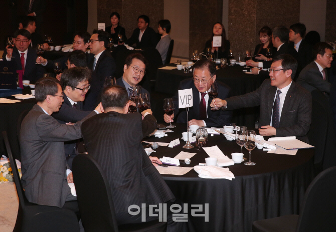 [포토]'2019 대한민국 펀드 어워즈, 건배하는 내빈들'