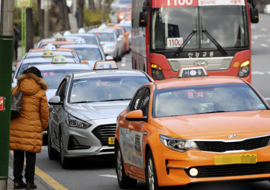 "車 왜 안잡히냐"·"데이트나 하자"…성희롱·주먹질에 무방비인 女택시운전사