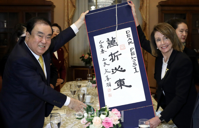 [포토] 문희상 의장, 낸시 펠로시에 선물 전달