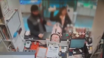 '3개월 강아지' 집어던진 여성, 검찰 송치… "받을 줄 알았다"