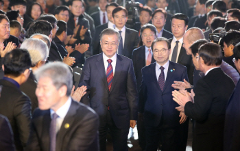 文대통령 “낙동강 하구 수문개방, 가능하다면 빠르게 해달라”