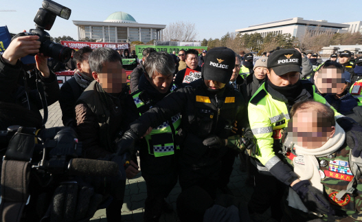 '5.18 망언' 김진태 의원 둘러싼 국회 앞 갈등…"제명"vs"윤리위 취소"