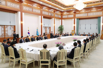 잊을 만하면 되살아나는 불씨…靑 부인에도 설왕설래 개각설 왜?