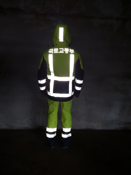 국토부 도로보수원 '형광노랑' 새 근무복 입는다