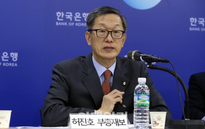 [포토]답변하는 허진호 한국은행 부총재보