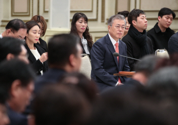 “내년 최저임금 동결해야” 文대통령 만난 자영업자 하소연(종합)