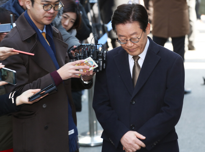 법원출석 이재명 "가족 정신질환 공개증명...몸이 타는 고통"