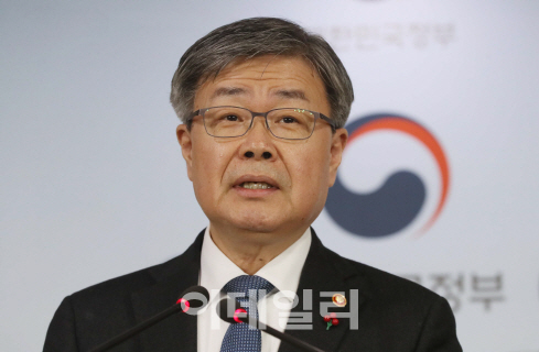 최악 고용 성적표 받아든 고용부 장관 “구직자 노동시장 복귀 돕겠다”(종합)