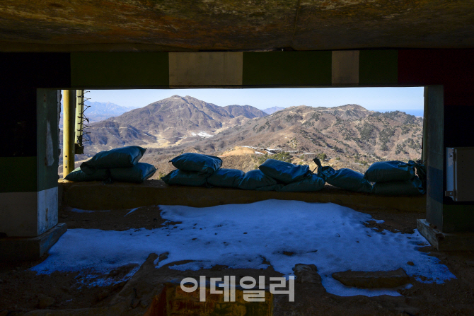 [포토]고성 GP 초소 너머로 보이는 북 철거 GP터