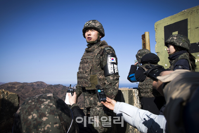 [포토]고성GP 주변 지형 설명하는 군 관계자