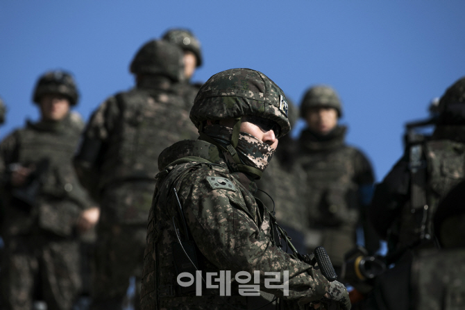 [포토]강원도 고성GP 주변 지형 설명하는 군 관계자