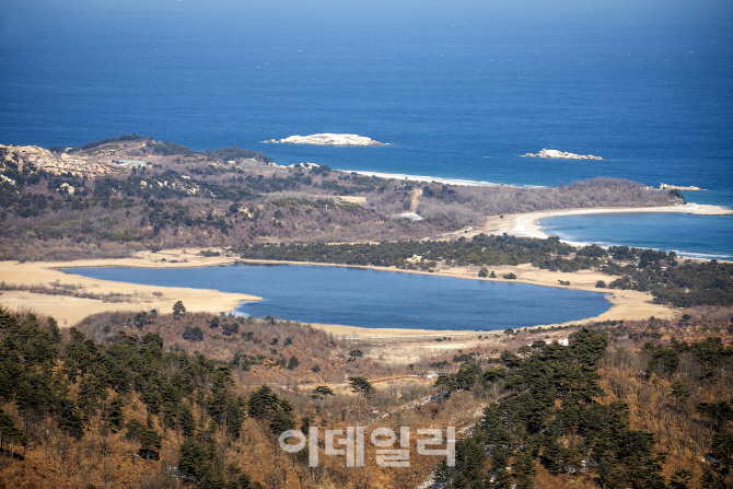 [포토]강원도 고성GP에서 보이는 북한 해금강 일대 비선대 호수
