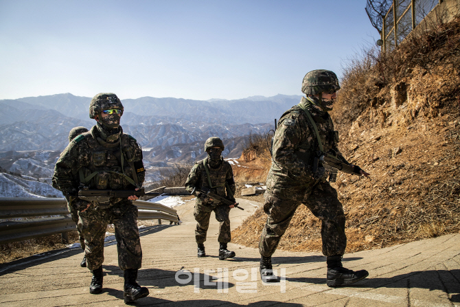 [포토]고성 GP로 이동하는 군인들