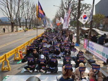 '스쿨미투' 1년…청소년들 "바뀌지 않은 학교로 돌아갈 수 없다"
