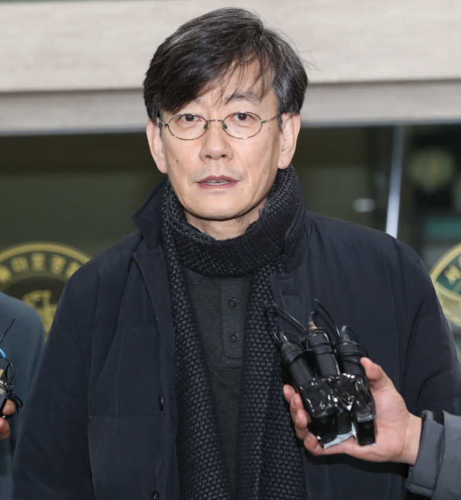 '폭행·배임 의혹' 손석희 JTBC 대표이사 경찰 출석