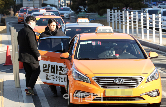 [포토]택시 기본료 인상…미터기 속도도 빨라진다