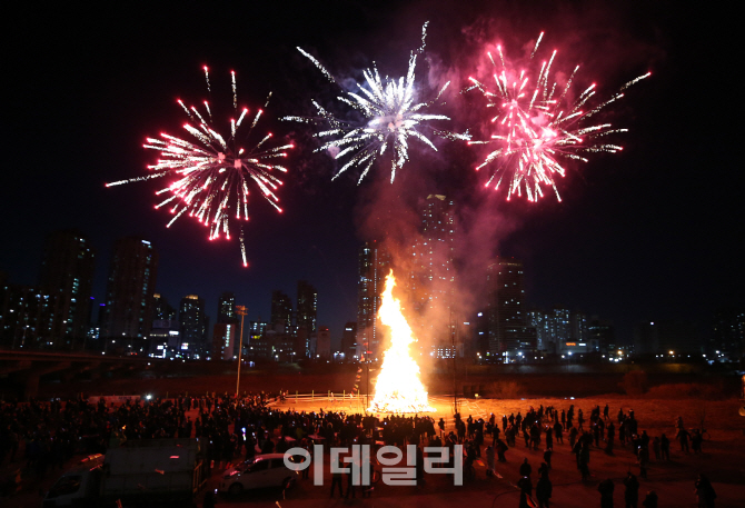 [포토]'달집 태우며 액운 쫓아내요'