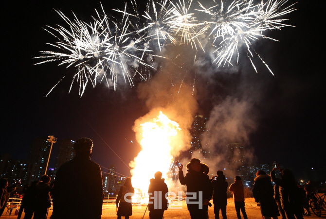 [포토]'정월대보름 달집태우기'