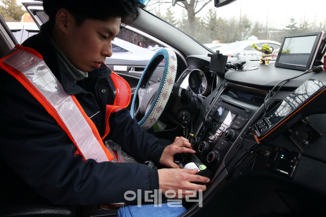 [포토]'기본요금 인상 적용된 미터기입니다'