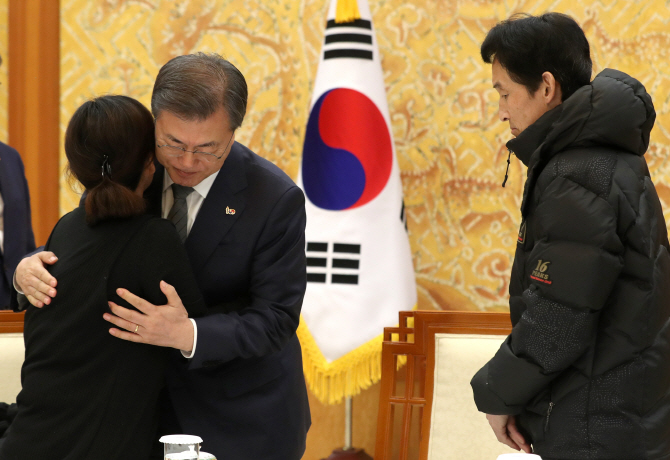 김용균 유가족 만난 文 "공공기관 평가에 생명·안전 제1기준 되게 할 것"