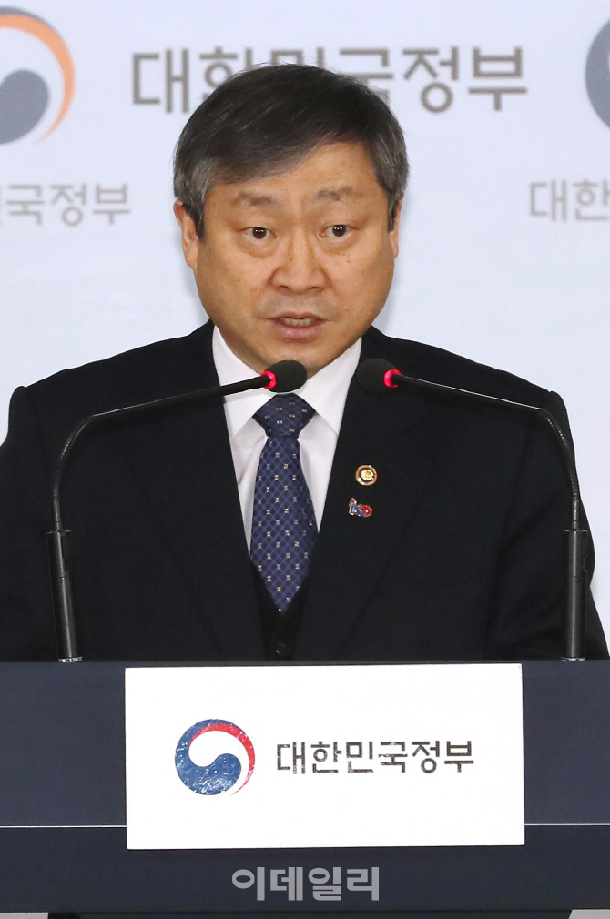 [포토]브리핑하는 박백범 교육부 차관