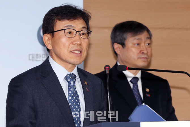 [포토]브리핑하는 권덕철 차관