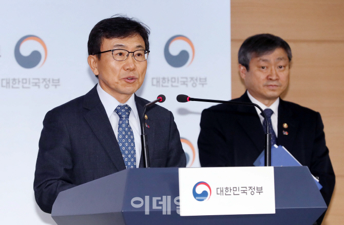 [포토]브리핑하는 권덕철 보건복지부 차관