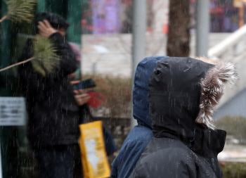 오전 곳곳 산발적 눈…수도권 등 미세먼지 ‘나쁨’