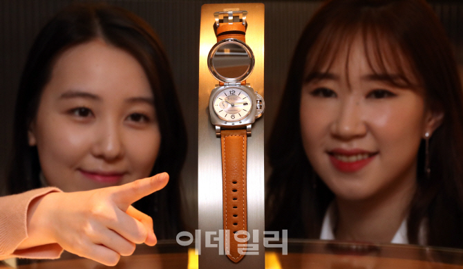 [포토]현대백화점, 전세계 88개 한정 제작된 '파네라이' 황금돼지 시계 선보여