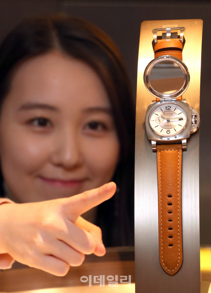 [포토]현대百, 전세계 88개 한정 제작된 '파네라이' 황금돼지 시계 선보여