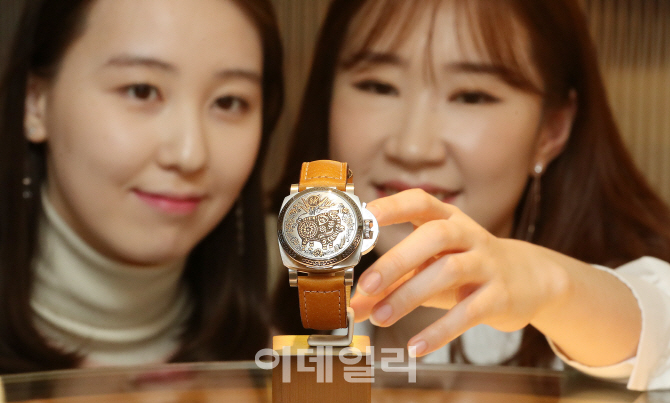 [포토]현대百, 전세계 88개 한정 제작된 '파네라이' 황금돼지 시계 단독 공개