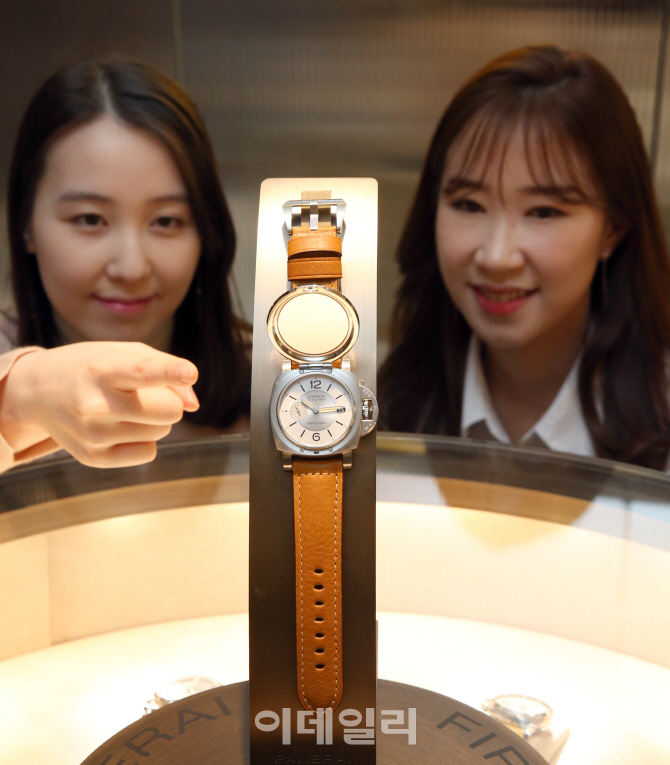 [포토]현대백화점, '파네라이' 황금돼지 시계 공개