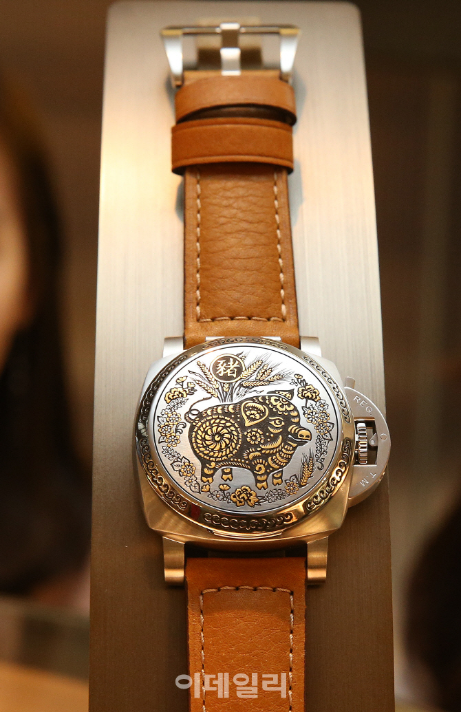 [포토]'파네라이' 황금돼지 시계, 전세계 88개 한정 출시