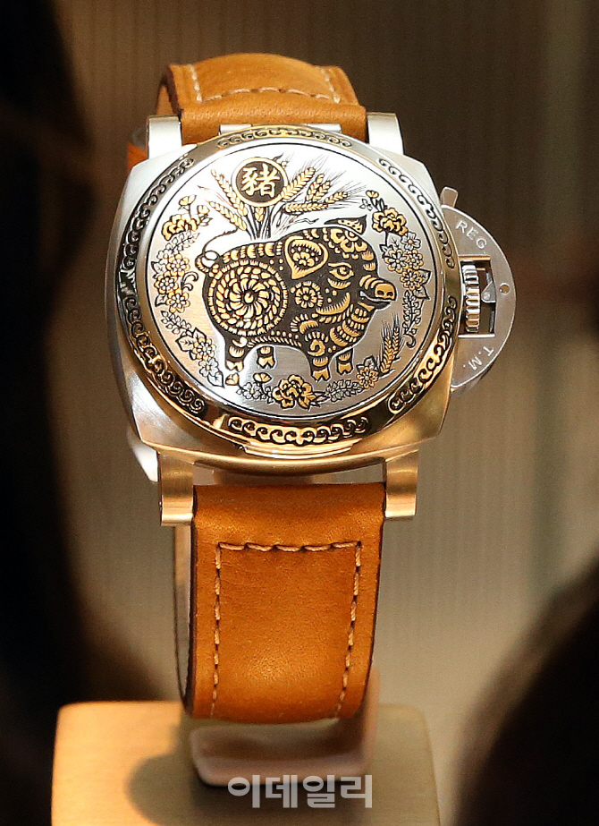 [포토]번쩍이는 '파네라이' 황금돼지 시계