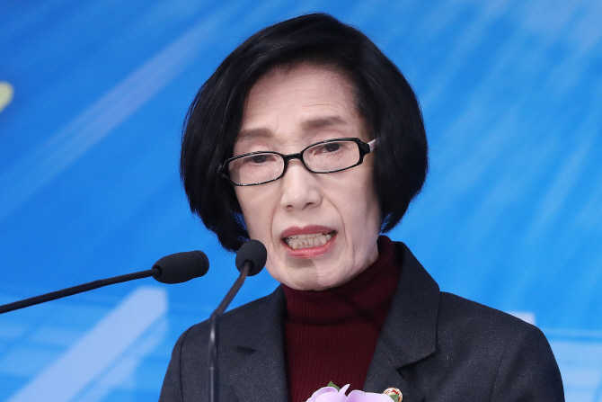 靑 "윤주경 전 독립기념관장 사퇴 종용? 전혀 사실 아니다"